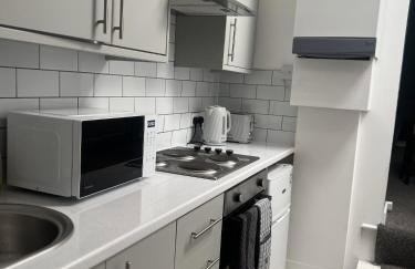 The Hive 2-Bed Apartment with Kitchen and Private Bathroom in Lively Monton Village - Sleeps 4 - Free WiFi - Parking Nearby - Foto 36