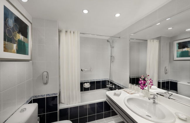 Savoy Central Hotel Apartments - Photo 4