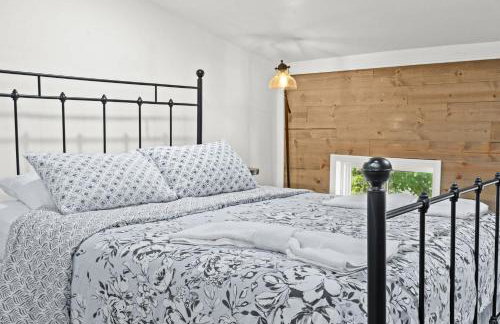 Elegant Manor w Private Yard & Modern Amenities - Foto 54