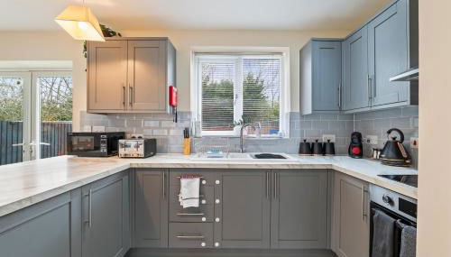 Spacious 3-Bed Home with Driveway Parking - Gloucester - Foto 3, stove, toaster