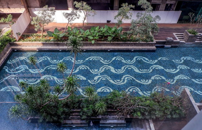 Cozy Pool View Kemang Village Residence Apartment with Direct Access to Mall - Foto 42
