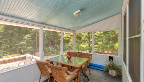 Little Stuga - Cute cozy cottage - minutes from downtown and Oval Beach! - Photo 2