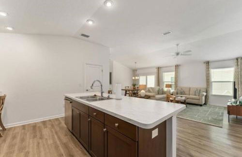 Large 3 bedroom with Pool and Golfcart - Foto 49