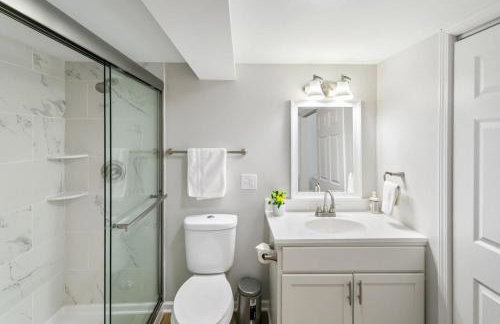 Spacious Home in DT Libertyville Near Naval Base - Foto 12