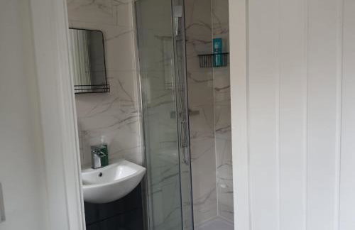 Private Room Sleeps 2 with Ensuite & Parking - Foto 18