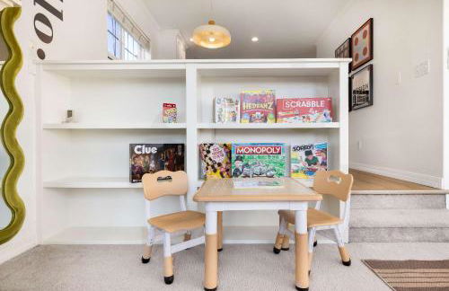 Rare 2BR Modern Urban Escape Free Parking - Foto 13