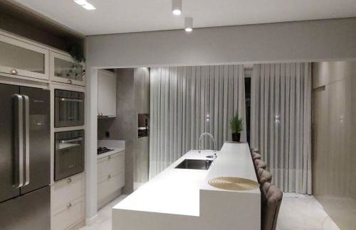 Sobrado com piscina, banheira e garagem coberta. - Foto 2