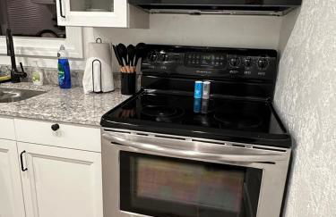 2BR Gem: Modern Comfort & Style - Foto 7