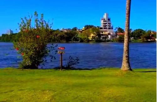 Vista para a lagoa - Enseada Azul, perto da Bacutia e Peracanga - Duas suítes Ar Condicionado - Varanda Gourmet - Lazer Completo, piscinas, quadras, sauna, pescaria, náutica, bar, restaurante, parques - Estacionamento e Portaria 24h - Foto 78