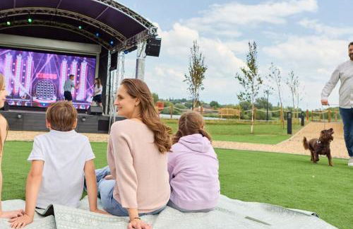 Elegant 2 Bed 1 and Half Bath Caravan in Holiday Resort Village - Photo 4