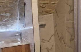 Appartement avec jaccuzzi privatif en RDC proche via rhona - Photo 4