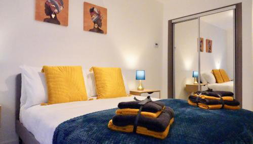 Luxury 2 Bed Apartment with Parking near London - Foto 1, towels, wardrobe