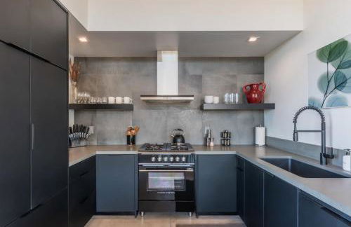 Skyline Ridge- Modern Residence w Sprawling Views - Foto 20