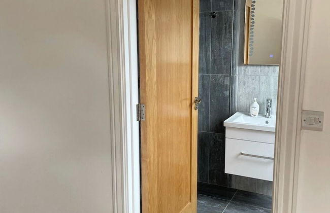 Luxury Waterfront Apartment - Photo 9