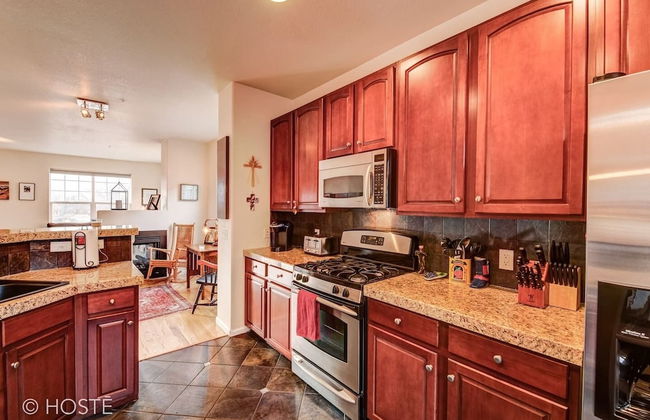 3BR Downtown Townhome /w Stunning Balcony Views! - Photo 6