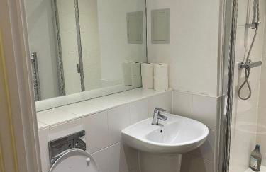 Spacious Amazing Luxury En-suite double room with free parking in a two bedroom apartment - Foto 13