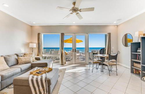 Dog-friendly beachfront dream with a wet bar & two furnished balconies - Foto 1