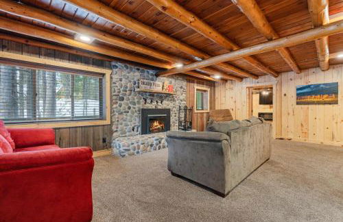 Rustic Retreat, Sleeps 20, Epic Game Room, Hot Tub, 20min to Yellowstone - Foto 8