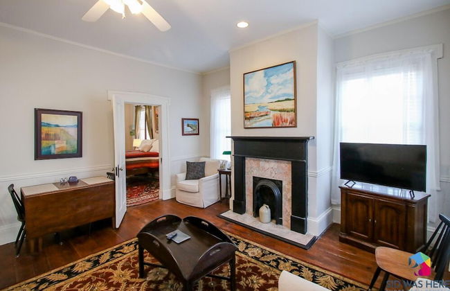 Artist's House Upper Apt Walk to Forsyth - Photo 4