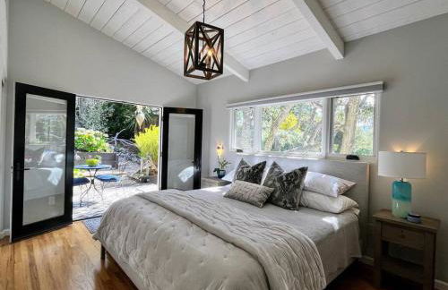 Gorgeous 3-bdrm home, walk to town and beach - Photo 46