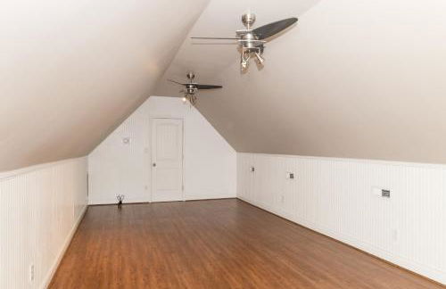 Exquisite home with pool, enclosed yard, fireplace, central AC, & washer/dryer - Foto 12