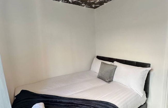 Large Five Bedroom Home with parking - Foto 9