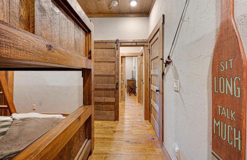 Copperline Lodge - Luxury Creekside Retreat - Creekside Views, Hot Tub, Game Room, Outdoor Fireplaces, Chef Kitchen, Fire Pit - - Foto 44