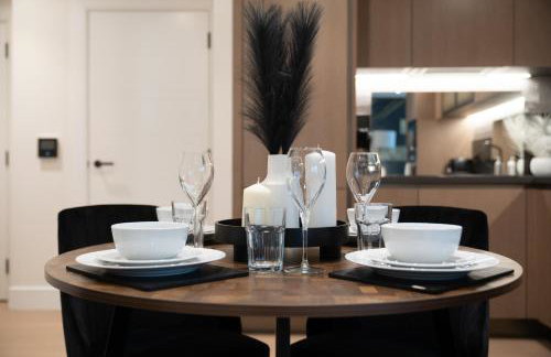 Modern- Battersea Power Station 2-Bed Apartment with Balcony - Foto 41