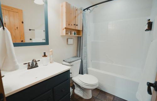 Cabin Minutes to Mt Rainier - EV, HotTub, 2 Queen and Twin - Photo 24