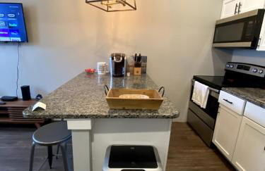 Luxury Condo Near Downtown - Pet Friendly - Foto 6