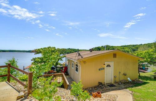 Deck with Covered Dock! Lakefront Ozark Cottage - Foto 1