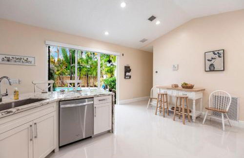 Tropical Oasis with Heated Pool - Photo 11