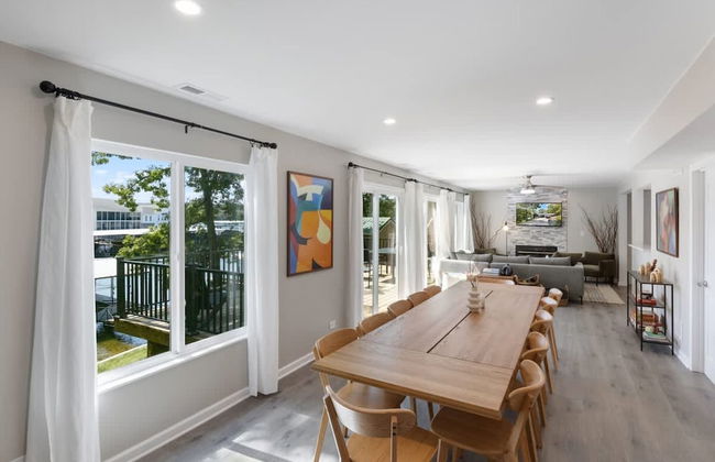 Luxury Waterfront Lakehouse With Private Dock Views - Photo 18