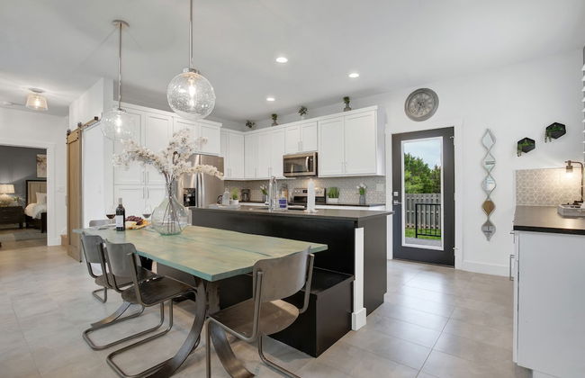 Soaring 2-level Point Venture Home on Lake Travis - Foto 10