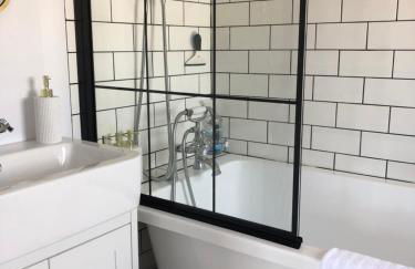 SEAFRONT SANCTUARY Beautiful Art Deco Apartment with Stunning City & Sea Views - Foto 6