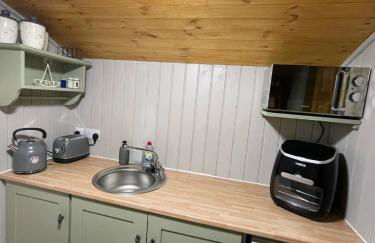 Oakley View Shepherds Hut with hot tub - Photo 13