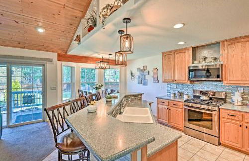 Near Trails, Lakes and Golf Pinetop Home with Deck - Foto 9