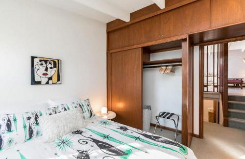 Mid-Century Style And Class In Quiet NE Location - Foto 18