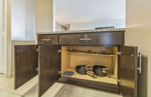Large 3 bedroom Family Suite, Private Balcony, 5 min to DCA, Gym, Pool and more! - Photo 37