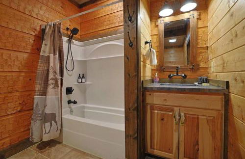 Rustic Modern Cabin with Hot Tub near rafting and Great Smokey Mountains - Foto 19