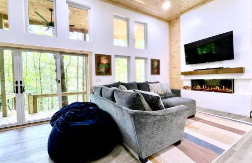 Modern Gem w/Spacious Deck, Swinging bed, Hot Tub - Foto 1