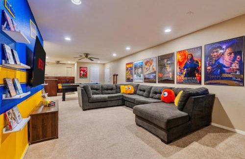 Retro Retreat - Fire Pit, Billiards, Media Room, Games - Photo 13