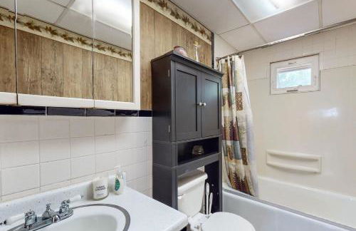 Adirondacks in Style! Lake House with Deck, Fire Pit - Foto 16