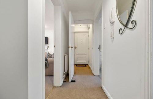 Spacious Apartment with Parking! - Photo 25