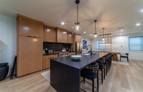 Spectacular New 4BR Townhome: Garage, Jacuzzi, BBQ - Photo 1