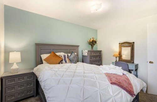 Central 3BR Home Near UCCS & Hospitals | MTR Ready - Foto 17