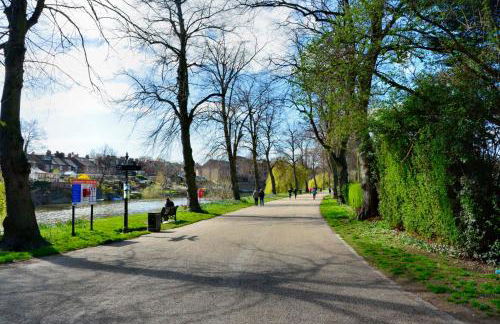 2 Bed Apartment Overlooking the Square Step Out to Shops & Dining - Foto 42