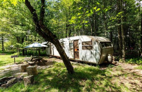 Gorgeous Fully Restored Caravan Nestled in the Trees Along Silver Lake for a Unique Vacation in Woodridge, New York - Foto 17
