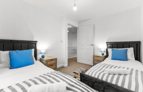 3 Bedroom house with 5 beds and Parking 18LW - Photo 4