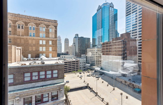 Spacious 2BR Downtown Retreat - Photo 58